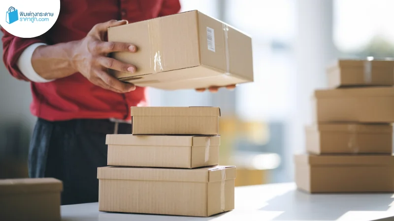 กระบวนการบรรจุภัณฑ์ หญิงสาวกำลังจัดเรียงกล่องบรรจุภัณฑ์ พร้อมสำหรับการจัดส่งสินค้า
